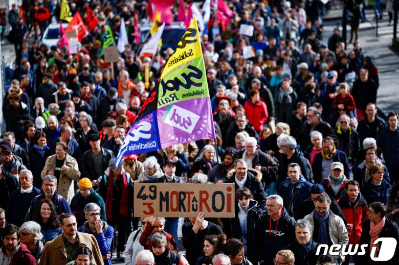 18일(현지시간) 프랑스 서부 낭트에서 시민들이 가두행진을 하며 에마뉘엘 마크롱 프랑스 대통령이 '헌법 49조 3항'을 발동해 의회 표결없이 연금개혁 법안을 강행처리한 데 대해 항의하고 있다. 2023.03.18. ⓒ 로이터=뉴스1 ⓒ News1 김성식 기자