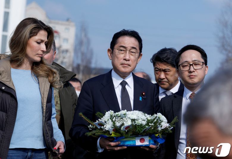 기시다 후미오 일본 총리가 21일(현지시간) 시진핑 중국 국가주석과 블라디미르 푸틴 러시아 대통령이 정상회담을 한 날 키이우 인근 부차를 방문해 러시아의 공격으로 사망한 민간인들의 집단 묘역에 헌화를 하고 있다. 2023.03.21. ⓒ 로이터=뉴스1 ⓒ News1 우동명 기자