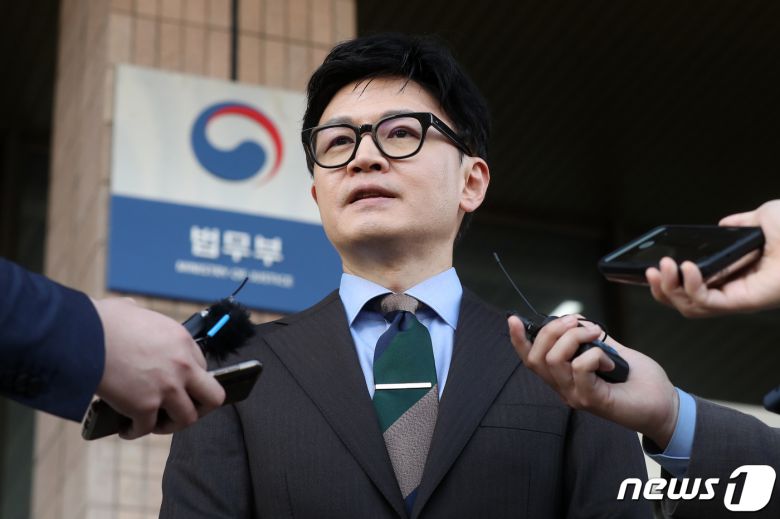 한동훈 법무부 장관이 23일 오후 경기 과천 법무부에서 퇴근하며 헌법재판소의 '검수완박(검찰 수사권 완전 박탈)' 입법 무효 청구 각하 결정에 대한 입장을 밝히고 있다. 2023.3.23/뉴스1 ⓒ News1 민경석 기자