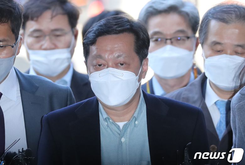 정진상 더불어민주당 대표실 정무조정실장이 18일 오후 서울 서초구 서울중앙지방법원에서 열린 '대장동 뇌물' 혐의 관련 구속 전 피의자 심문(영장실질심사)에 출석하고 있다.  2022.11.18/뉴스1 ⓒ News1 송원영 기자