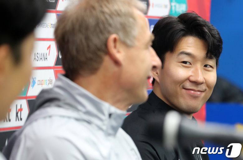 축구대표팀 손흥민이 콜롬비아와의 평가전을 하루 앞둔 23일 오후 울산 문수축구경기장에서 열린 공식 기자회견에서 클린스만 대표팀 감독을 바라보며 미소 짓고 있다. 2023.3.23/뉴스1 ⓒ News1 이동해 기자