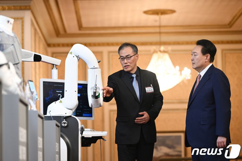윤석열 대통령이 28일 청와대 영빈관에서 열린 바이오헬스 신시장 창출전략 회의에 앞서 큐렉소 이재준 대표로부터 수술로봇 설명을 청취하고 있다. (대통령실 제공) 2023.2.28/뉴스1 ⓒ News1 오대일 기자