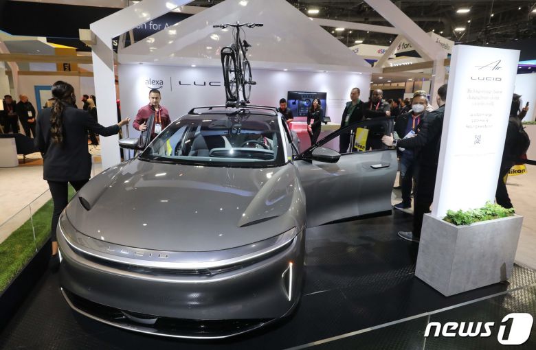 세계 최대 가전·IT(정보기술) 박람회 CES 2023 개막 이틀째인 6일(현지시간) 미국 네바다주 라스베이거스 컨벤션센터(LVCC) 웨스트홀에서 관람객들이 럭셔리 전기차 루시드를 살펴보고 있다. 2023.1.7/뉴스1 ⓒ News1 임세영 기자