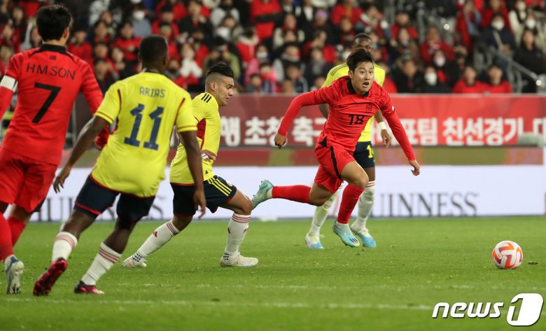 이강인이 24일 오후 울산 문수축구경기장에서 열린 축구 국가대표 평가전 대한민국과 콜롬비아의 경기 후반전, 드리블 돌파를 시도하고 있다. 2023.3.24/뉴스1 ⓒ News1 이동해 기자