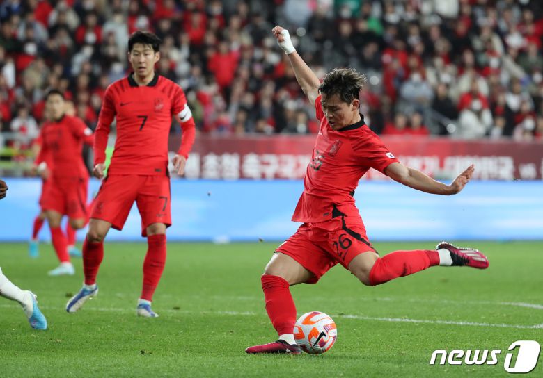 오현규가 24일 오후 울산 문수축구경기장에서 열린 축구 국가대표 평가전 대한민국과 콜롬비아의 경기 후반전, 슛을 시도하고 있다. 2023.3.24/뉴스1 ⓒ News1 이동해 기자
