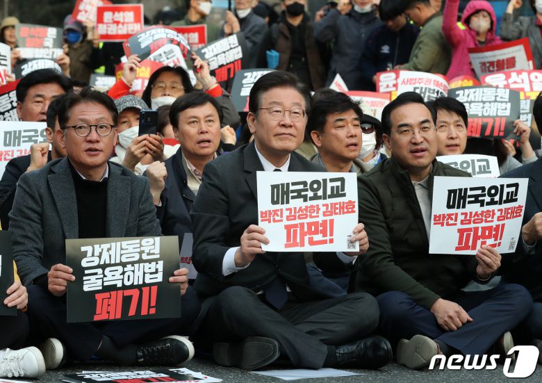 이재명 더불어민주당 대표(가운데)와 박홍근 원내대표를 비롯한 당 관계자들과 참석자들이 25일 오후 서울 중구 서울광장에서 열린 '대일 굴욕외교 규탄 범국민대회'에 참석해 구호를 외치고 있다. 2023.3.25/뉴스1 ⓒ News1 김진환 기자