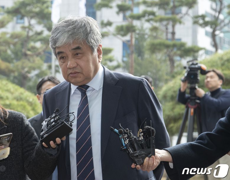 한상혁 방송통신위원장이 22일 오전 서울 도봉구 서울북부지검에 피의자 신분으로 출석하고 있다. 검찰은 한 위원장이 종합편성채널 TV조선의 재승인 심사 점수를 낮게 책정하도록 하는 등 심사 과정에 부당하게 개입한 것으로 보고 있다. 2023.3.22/뉴스1 ⓒ News1 신웅수 기자