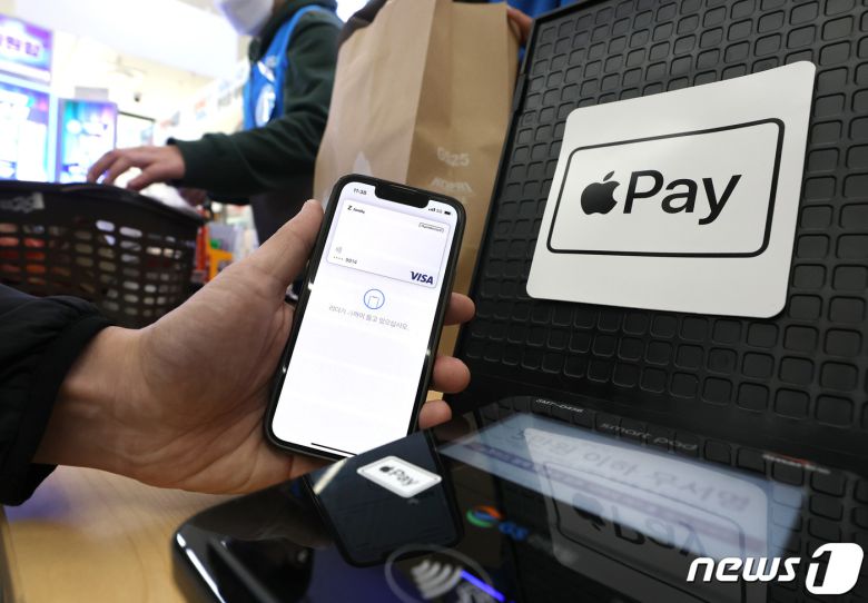21일 서울 강남구 GS25 역삼홍인점에서 직원이 애플의 간편 결제 서비스 '애플페이' 결제를 시연하고 있다. 애플은 이날부터 국내 오프라인 가맹점, 앱 및 온라인에서 사용 가능한 애플페이 서비스를 공식 출시했다. 현대카드 이용자는 보유한 카드를 아이폰과 애플워치, 아이패드 등을 통해 애플페이에 추가하면 국내 가맹점은 물론, 애플페이를 지원하는 전 세계 수백만 개의 가맹점에서 온·오프라인 및 인앱 결제를 진행할 수 있다. 2023.3.21/뉴스1 ⓒ News1 구윤성 기자