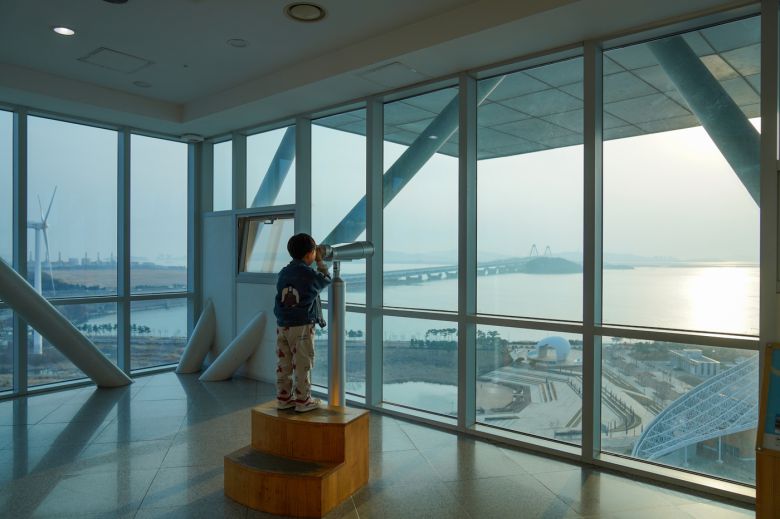 경인아라뱃길을 파노라마로 즐길 수 있는 아라타워 전망대(한국관광공사 제공)