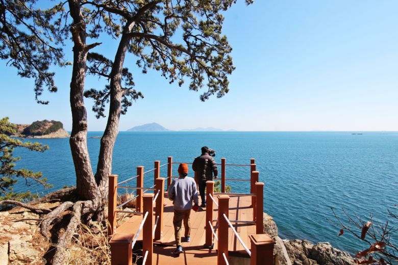 항도몽돌해변의 커다란 갯바위에 오르자 나타난 비경(한국관광공사 제공)