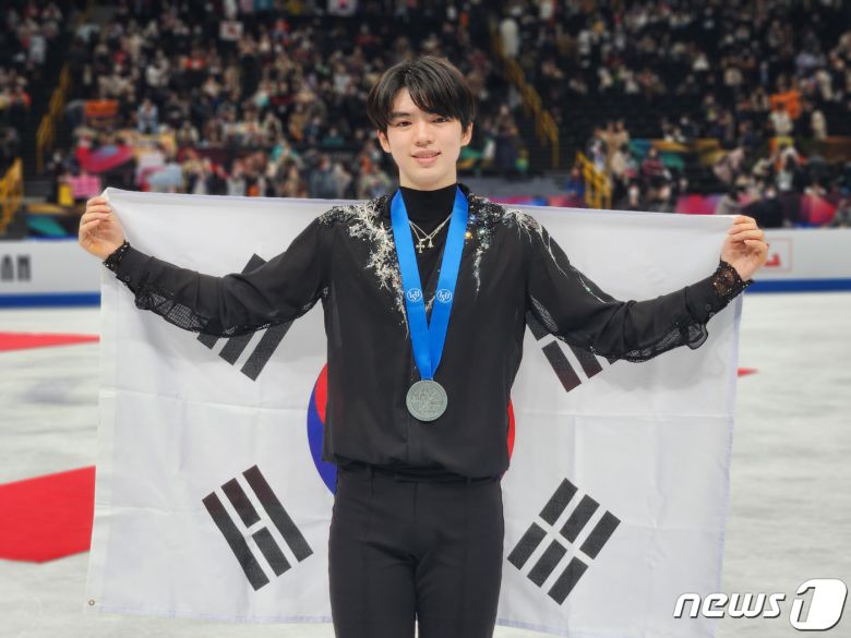 차준환(고려대ㆍ3학년)이 25일(한국시간) 일본 사이타마 슈퍼 아레나에서 개최된 2023 ISU 피겨 세계선수권대회에서 은메달을 획득한 후 태극기들 들고 포즈를 취하고 있다. 차준환의 이번 세계선수권대회 은메달은 한국 남자 선수 최초의 ISU 세계선수권대회 입상이다. (대한빙상연맹 제공) 2023.3.26/뉴스1