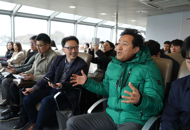 오세훈 서울시장이 지난 13일(현지시간) 런던의 동서를 연결하는 주요 교통수단 중 하나인 '리버버스'에 직접 탑승, 템스강의 수변 경관에 대해 이재혁 건축가로부터 설명을 듣고 있다. (서울시 제공)