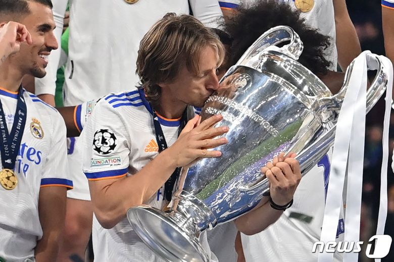 레알 마드리드의 루카 모드리치가 28일(현지시간) 프랑스 생드니의 스타드 드 프랑스에서 열린 UEFA 챔피언스리그(UCL) 결승전서 리버풀을 꺾고 우승컵 '빅이어'에 입을 맞추고 있다. ⓒ AFP=뉴스1