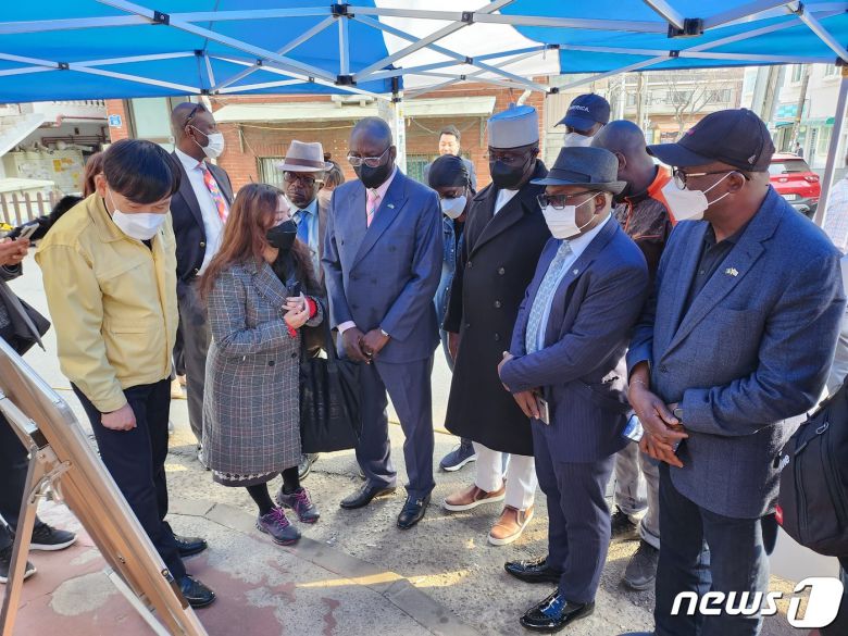 나이지리아 대사가 화재 현장을 방문했다. 2023.03.27. 배수아 기자./