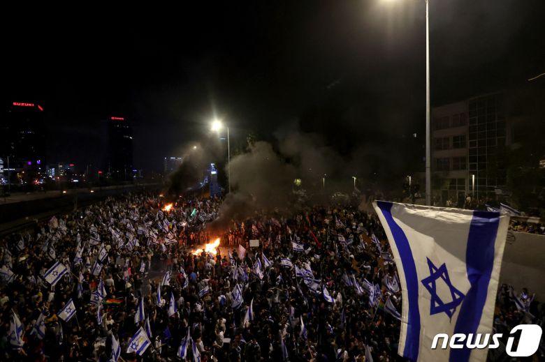 26일(현지시간) 이스라엘 예루살렘에서 베냐민 네타냐후 이스라엘 총리의 사법부 무력화 입법안에 반대하는 시위가 벌어졌다. 23.03.26 ⓒ 로이터=뉴스1 ⓒ News1 김예슬 기자