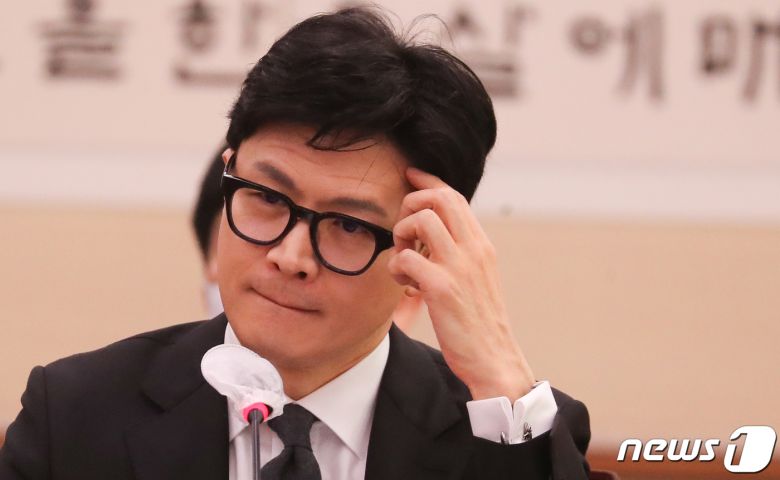 한동훈 법무부 장관이 27일 서울 여의도 국회에서 열린 법제사법위원회 전체회의에서 의원들의 질의를 들으며 생각에 잠겨 있다. 2023.3.27/뉴스1 ⓒ News1 허경 기자