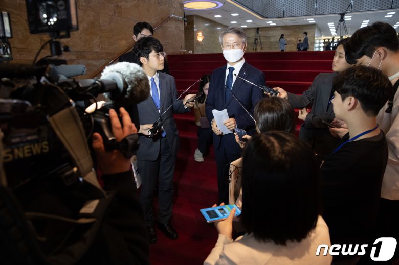 민형배 무소속 의원이 23일 오후 서울 여의도 국회에서 취재진 질문에 답변하고 있다. 2023.3.23/뉴스1 ⓒ News1 이재명 기자