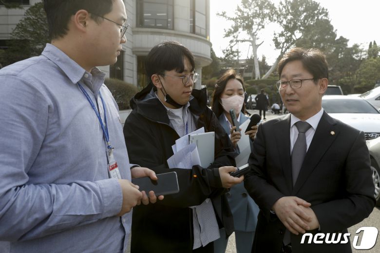 검수완박법 입법 당시 법무부 장관을 지낸 박범계 더불어민주당 의원이 23일 오후 서울 종로구 헌법재판소에서 열린 '검수완박'(검찰 수사권 완전 박탈) 입법에 대한 권한쟁의심판 선고 참석 후 대심판정을 나서며 입장을 밝히고 있다. (공동취재) 2023.3.23/뉴스1 ⓒ News1 박정호 기자