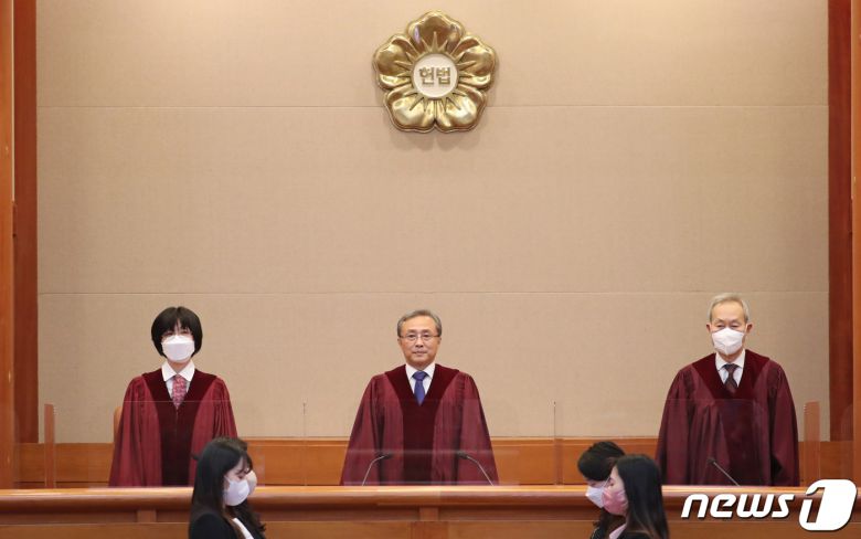 유남석 헌법재판소장과 재판관들이 23일 서울 종로구 헌법재판소에서 열린 '검수완박(검찰 수사권 완전 박탈)' 법안에 대한 권한쟁의심판 선고를 위해 대심판정에 입장하고 있다.(공동취재) 2023.3.23/뉴스1 ⓒ News1 박정호 기자