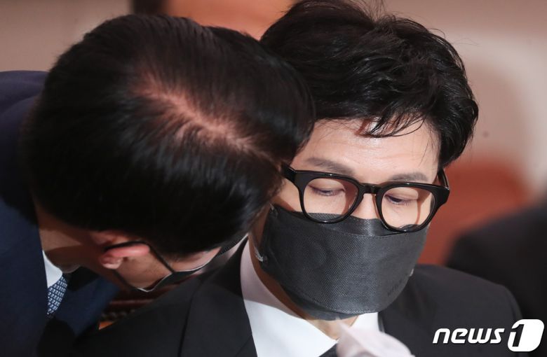 한동훈 법무부 장관이 27일 서울 여의도 국회에서 열린 법제사법위원회 전체회의에서 관계자와 대화하고 있다. 2023.3.27/뉴스1 ⓒ News1 허경 기자