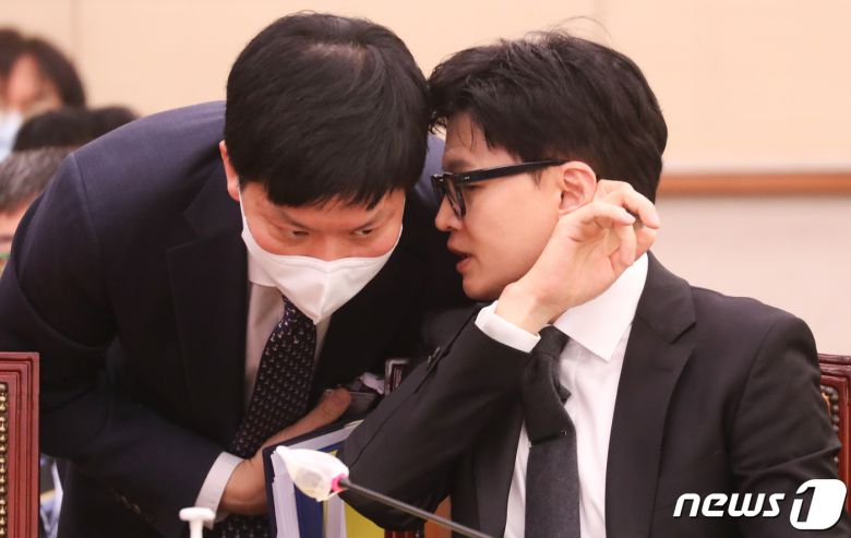 한동훈 법무부 장관이 27일 서울 여의도 국회에서 열린 법제사법위원회 전체회의에서 관계자와 대화하고 있다. 2023.3.27/뉴스1 ⓒ News1 허경 기자