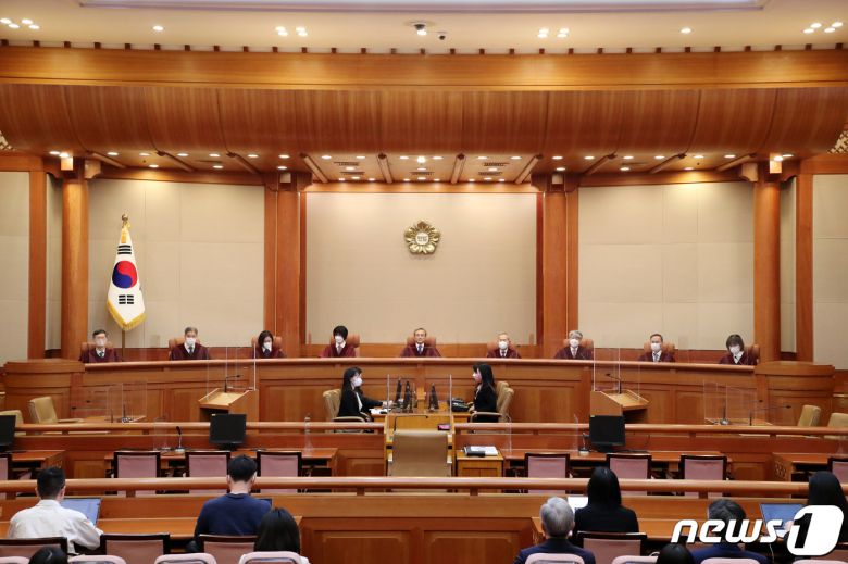 유남석 헌법재판소장과 재판관들이 23일 서울 종로구 헌법재판소에서 열린 '검수완박(검찰 수사권 완전 박탈)' 법안에 대한 권한쟁의심판 선고를 위해 대심판정에 자리해 있다. (공동취재) 2023.3.23/뉴스1 ⓒ News1 박정호 기자