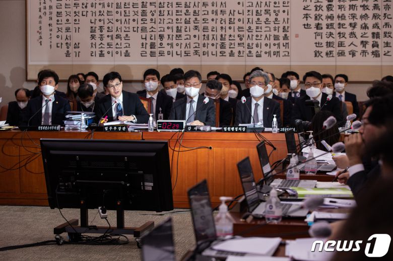 한동훈 법무부 장관이 지난달 15일 서울 여의도 국회에서 열린 제403회 국회(임시회) 법제사법위원회 제1차 전체회의에서 의원 질의에 답하고 있다. 2023.2.15/뉴스1 ⓒ News1 유승관 기자