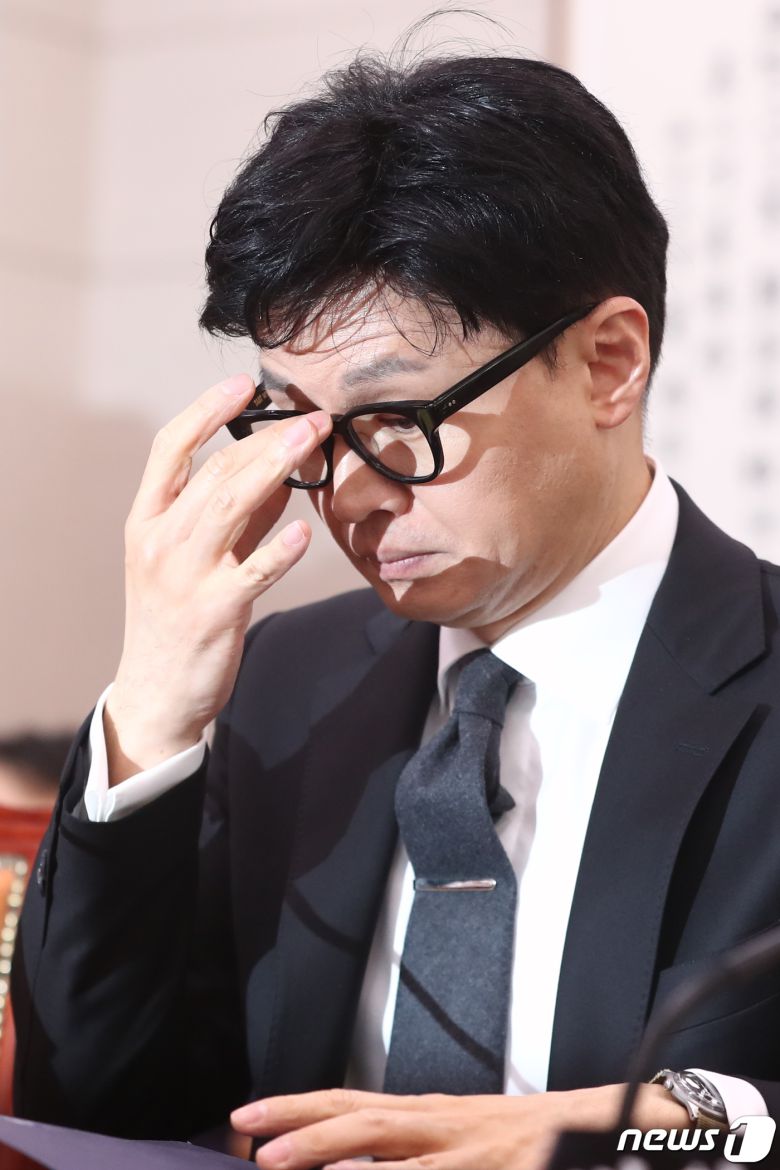 한동훈 법무부 장관이 27일 서울 여의도 국회에서 열린 제404회 국회(임시회) 법제사법위원회 제2차 전체회의에 출석해 안경을 고쳐 쓰고 있다. 2023.3.27/뉴스1 ⓒ News1 유승관 기자