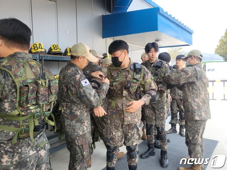 코로나19로 중단됐던 예비군 훈련이 4년 만에 정상화된 28일 전북 남원 과학화 예비군훈련장에서 예비군들이 마일즈 장비를 착용하고 있다.2023.3.28/뉴스1