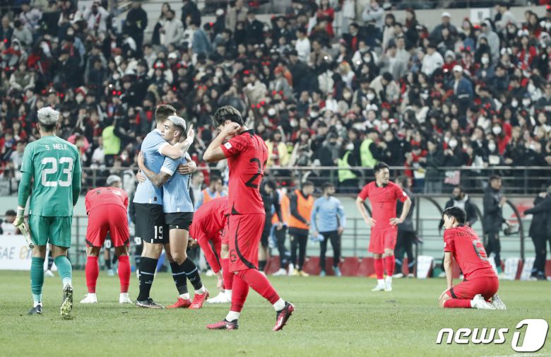 대한민국 축구 국가대표팀 선수들이 28일 오후 서울 상암월드컵경기장에서 열린 축구 국가대표 평가전 대한민국과 우루과이의 경기에서 1대2로 패한 뒤 아쉬워 하고 있다. 2023.3.28/뉴스1 ⓒ News1 김도우 기자
