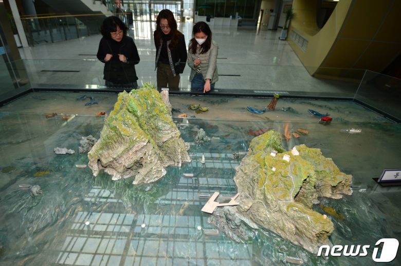 22일 오후 경북 포항시 북구에 있는 경북도교육청 문화원에서 시민들이 '우리 땅 독도' 조형물을 살펴보고 있다. 독도 조형물은 도내에서 규모가 가장 크고 실물과 가장 가깝게 만들어져 초,중,고교생들의 교육자료로 사용되고 있다.2023.2.22/뉴스1 ⓒ News1 최창호 기자