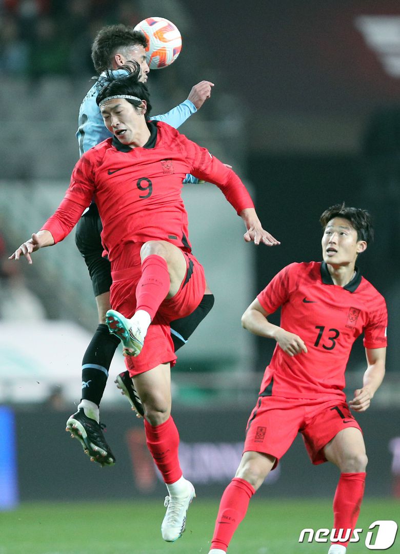 조규성이 28일 오후 마포구 상암동 서울월드컵경기장에서 열린 축구 국가대표 평가전 대한민국과 우루과이의 경기에서 상대 선수와 치열한 공중볼 다툼을 벌이고 있다.  2023.3.28/뉴스1 ⓒ News1 박정호 기자