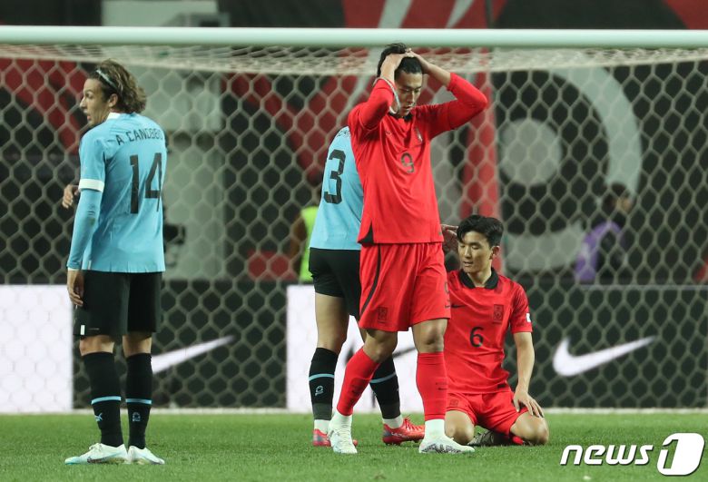 대한민국 축구 국가대표팀 선수들이 28일 오후 서울 마포구 서울월드컵경기장에서 열린 축구 국가대표 평가전 대한민국과 우루과이의 경기에서 1대2로 패한 뒤 아쉬워 하고 있다. 2023.3.28/뉴스1 ⓒ News1 민경석 기자
