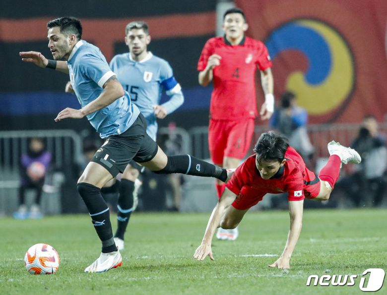 황인범이 28일 오후 서울 상암월드컵경기장에서 열린 축구 국가대표 평가전 대한민국과 우루과이 경기에서 고메스와 볼 경합을 하던중 넘어지고 있다. 2023.3.28/뉴스1 ⓒ News1 김도우 기자