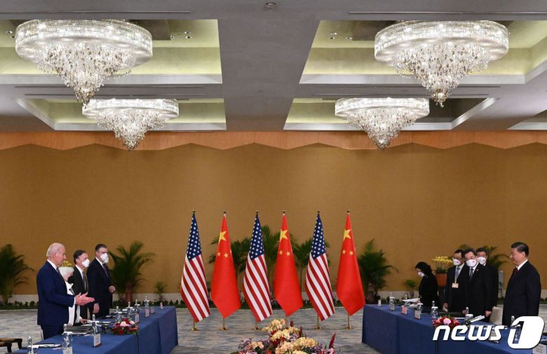 조 바이든 미국 대통령과 시진핑 중국 국가주석이 14일 (현지시간) 인도네시아 발리 누사두아에서 열린 G20 정상회의 중 첫 대면 정상회담을 하고 있다. ⓒ AFP=뉴스1 ⓒ News1 우동명 기자