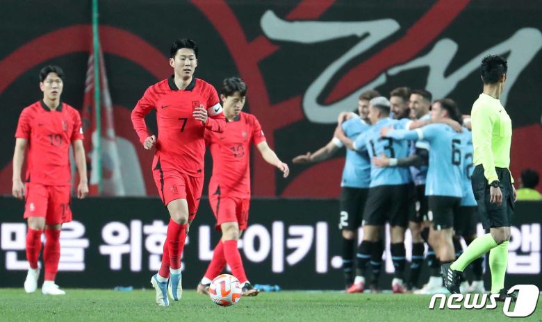 손흥민을 비롯한 대한민국 축구 국가대표팀 선수들이 28일 오후 서울 마포구 서울월드컵경기장에서 열린 축구 국가대표 평가전 대한민국과 우루과이의 경기에서 실점을 한 뒤 하프라인으로 향하고 있다. 2023.3.28/뉴스1 ⓒ News1 민경석 기자