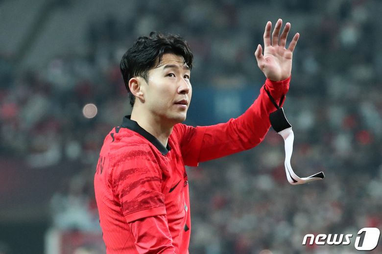 대한민국 축구 국가대표팀 주장 손흥민이 28일 오후 서울 마포구 서울월드컵경기장에서 열린 축구 국가대표 평가전 대한민국과 우루과이의 경기에서 1대2로 패한 뒤 경기장을 떠나며 팬들에게 인사하고 있다. 2023.3.28/뉴스1 ⓒ News1 민경석 기자