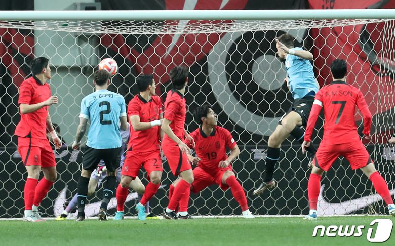 우루과이 축구 국가대표팀 세바스티안 코아테스가 28일 오후 서울 마포구 서울월드컵경기장에서 열린 축구 국가대표 평가전 대한민국과 우루과이의 경기에서 선제골을 성공시키고 있다. 2023.3.28/뉴스1 ⓒ News1 민경석 기자