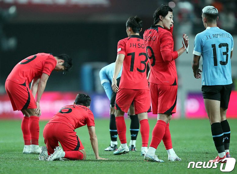 28일 오후 마포구 상암동 서울월드컵경기장에서 열린 축구 국가대표 평가전 대한민국과 우루과이의 경기 후반전에서 2대1로 패배한 대한민국 선수들이 아쉬워하고 있다. 2023.3.28/뉴스1 ⓒ News1 박정호 기자