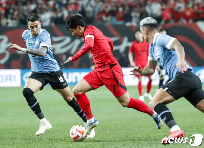 손흥민이 28일 오후 서울 상암월드컵경기장에서 열린 축구 국가대표 평가전 대한민국과 우루과이 경기에서 공격을 하고 있다. 2023.3.28/뉴스1 ⓒ News1 김도우 기자