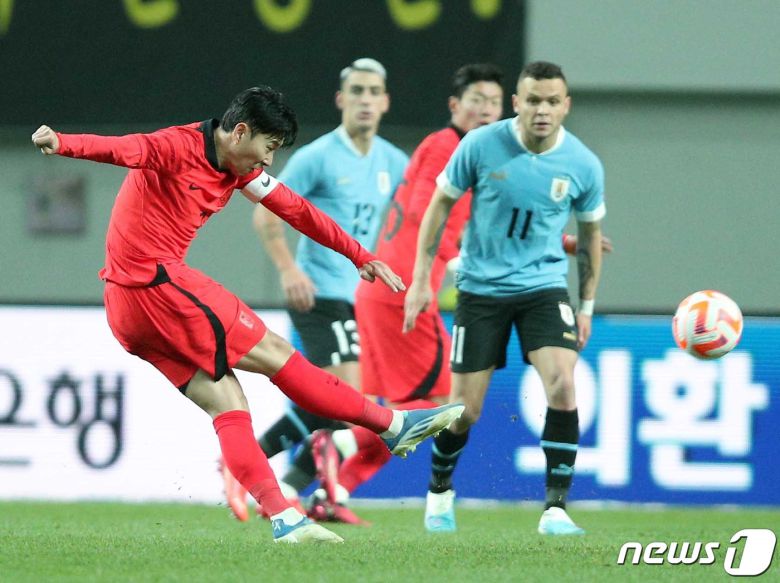 손흥민이 28일 오후 마포구 상암동 서울월드컵경기장에서 열린 축구 국가대표 평가전 대한민국과 우루과이의 경기에서 프리킥을 차고 있다. 2023.3.28/뉴스1 ⓒ News1 박정호 기자
