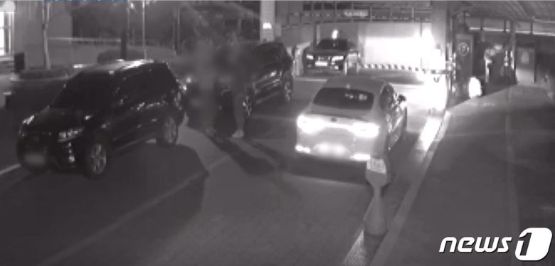 지난해 1월 경남 창원 한 주차장에서 마약 거래가 이뤄지고 있다. 오른쪽에 있는 사람이 클럽MD로, 마약을 구매하고 있다.(부산경찰청 제공)