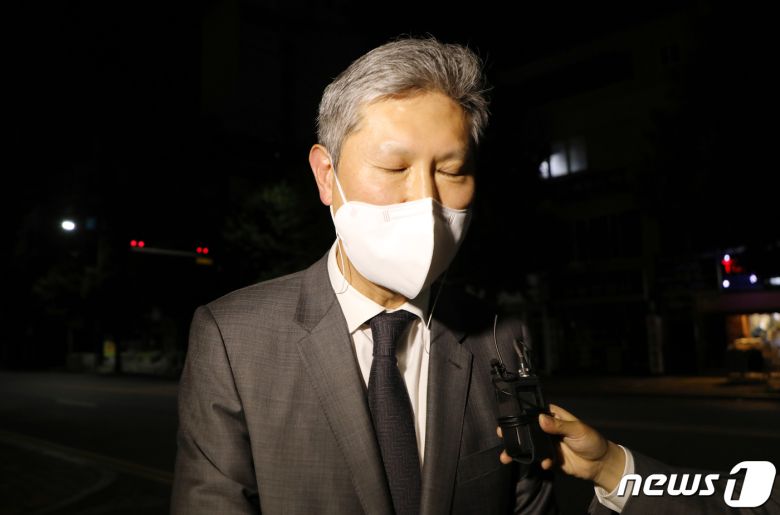 노태우 전 대통령의 장남 노재헌씨가 5·18연극 관람을 위해 25일 광주 동구 한 소극장을 찾았다가 연극 관람 후 이에 항의하는 5·18관계자들에게 '죄송하다'고 사죄하고 있다. 노씨는 이날 '피해자들의 이야기를 듣고 공감하고 싶어 직접 연극 관람을 하고 싶었다'며 광주를 찾은 이유를 밝혔다. 2021.5.25/뉴스1 ⓒ News1 이수민 기자