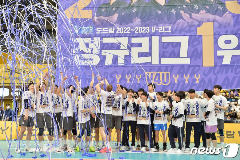 10일 오후 경기도 의정부체육관에서 열린 도드람 2022-2023 V리그 KB손해보험과 대한항공의 경기에서 승리를 거두며 3년 연속 정규리그 1위를 차지한 대한항공 선수단이 환호하고 있다. (한국배구연맹 제공) 2023.3.10/뉴스1 ⓒ News1 김도우 기자