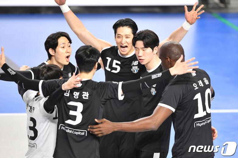 28일 천안 유관순체육관에서 열린 프로배구 남자부 도드람 V리그 2022-2023시즌 플레이오프 3차전 현대캐피탈과 한국전력의 경기에서 득점에 성공한 현대캐피탈 선수들이 기뻐하고 있다. (KOVO 제공) 2023.3.28/뉴스1