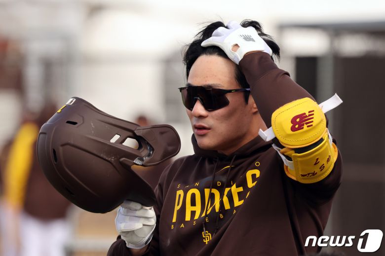 2023 월드베이스볼클래식(WBC) 대한민국 야구 대표팀에 발탁된 김하성이 22일(현지시간) 미국 애리조나 피오리아 스포츠 콤플렉스에서 열린 '메이저리그(MLB) 샌디에이고 파드리스 스프링 캠프'에서 타격 훈련을 준비를 하고 있다. 2023.2.23/뉴스1 ⓒ News1 황기선 기자