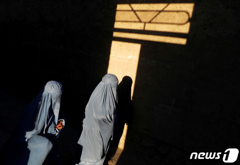 아프간 여성들이 전통복 부르카를 입고 있다. ⓒ 로이터=뉴스1 ⓒ News1 정윤영 기자