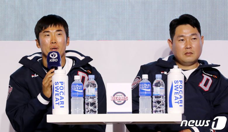 두산 베어스 허경민, 양의지 선수가 30일 서울 용산구 그랜드 하얏트 서울 호텔에서 열린 신한은행 SOL 2023 KBO 미디어데이에서 취재진의 질문에 답하고 있다. 신한은행 SOL 2023 KBO 프로야구는 오는 4월 1일 개막한다. 2023.3.30/뉴스1 ⓒ News1 장수영 기자