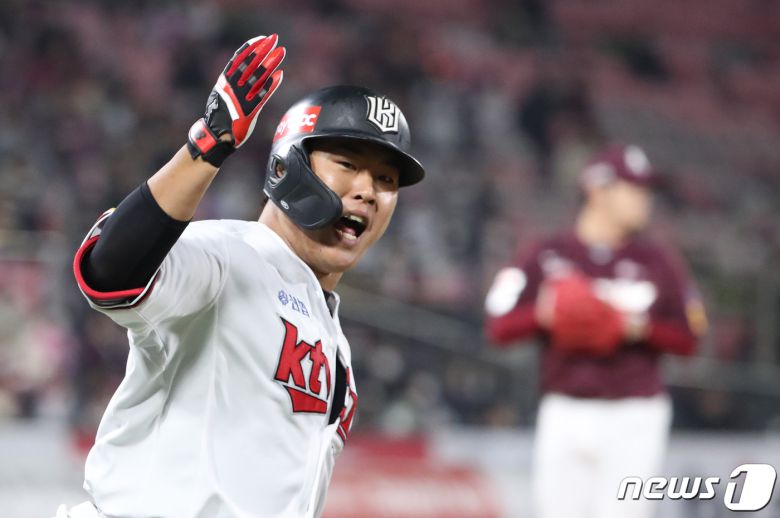 20일 오후 경기 수원시 장안구 KT위즈파크에서 열린 ‘2022 신한은행 SOL KBO 포스트시즌’ 준플레이오프 4차전 키움 히어로즈와 KT 위즈의 경기, 3회말 1사 주자 없는 상황 KT 강백호가 홈런을 친 후 기뻐하고 있다. 2022.10.20/뉴스1 ⓒ News1 김영운 기자