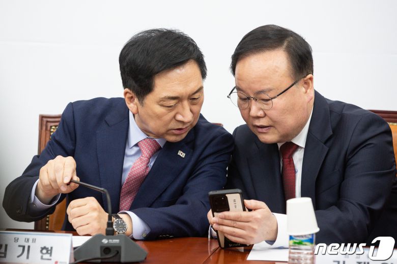 김기현 국민의힘 대표(왼쪽)와 김재원 최고위원이 20일 서울 여의도 국회에서 열린 최고위원회의에서 대화를 나누고 있다.  ⓒ News1 유승관 기자